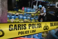Dalam penggerebekan itu, polisi menyita ratusan tabung gas berbagai ukuran serta alat bantu pemindahan isi tabung. 11/06/2025. poto Liputan 6.