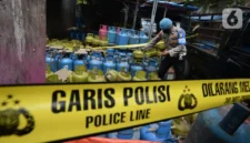 Dalam penggerebekan itu, polisi menyita ratusan tabung gas berbagai ukuran serta alat bantu pemindahan isi tabung. 11/06/2025. poto Liputan 6.