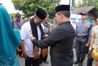 Bupati Aceh Besar H Muharram Idris (Syech Muharram) bersama Ketua TP PKK Kabupaten Aceh Besar Hj Rita Mayasari, menyambut tim penilaian lomba gampong tingkat Provinsi Aceh, di Beuradeun, Kecamatan Peukan Bada, Kabupaten Aceh Besar, Jumat (20/6/2025)
