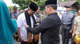 Bupati Aceh Besar H Muharram Idris (Syech Muharram) bersama Ketua TP PKK Kabupaten Aceh Besar Hj Rita Mayasari, menyambut tim penilaian lomba gampong tingkat Provinsi Aceh, di Beuradeun, Kecamatan Peukan Bada, Kabupaten Aceh Besar, Jumat (20/6/2025) 