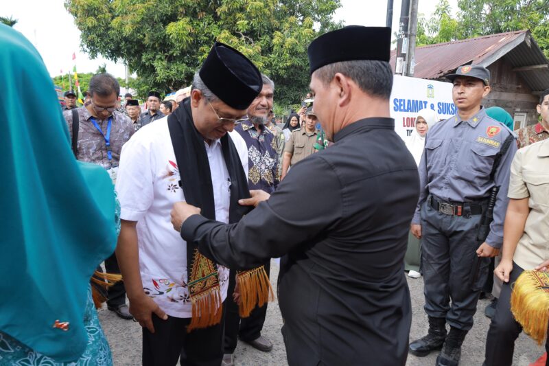 Bupati Aceh Besar H Muharram Idris (Syech Muharram) bersama Ketua TP PKK Kabupaten Aceh Besar Hj Rita Mayasari, menyambut tim penilaian lomba gampong tingkat Provinsi Aceh, di Beuradeun, Kecamatan Peukan Bada, Kabupaten Aceh Besar, Jumat (20/6/2025)