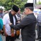 Bupati Aceh Besar H Muharram Idris (Syech Muharram) bersama Ketua TP PKK Kabupaten Aceh Besar Hj Rita Mayasari, menyambut tim penilaian lomba gampong tingkat Provinsi Aceh, di Beuradeun, Kecamatan Peukan Bada, Kabupaten Aceh Besar, Jumat (20/6/2025) 
