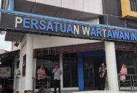 Ketua PWI Aceh Nasir Nurdin menyampaikan kata sambutan amanah dari Turkiye Diyanet Vakfi (TDV) melalui mitra lokalnya, Asar Humanity untuk mengelola 3 sapi Qurban pada Idul Adha 1446 H/2025 M.yang di bagikan 150 tumpukan daging kepada wartawan Jumat (07/06)