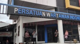 Ketua PWI Aceh Nasir Nurdin menyampaikan kata sambutan amanah dari Turkiye Diyanet Vakfi (TDV) melalui mitra lokalnya, Asar Humanity untuk mengelola 3 sapi Qurban pada Idul Adha 1446 H/2025 M.yang di bagikan 150 tumpukan daging kepada wartawan Jumat (07/06)