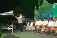 Kakanwil Kemenag Aceh Azhari memukul bedug pelepasan pawai takbiran iduladha 1446 H, Kamis malam (5/6).
