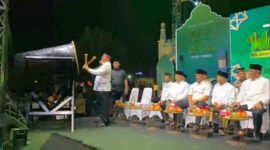 Kakanwil Kemenag Aceh Azhari memukul bedug pelepasan pawai takbiran iduladha 1446 H, Kamis malam (5/6).
