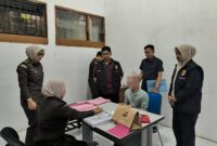 Kejari Aceh Selatan menerima dua tersangka kasus pelecehan seksual. kamis 19/06/2025.