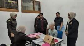 Kejari Aceh Selatan menerima dua tersangka kasus pelecehan seksual. kamis 19/06/2025.