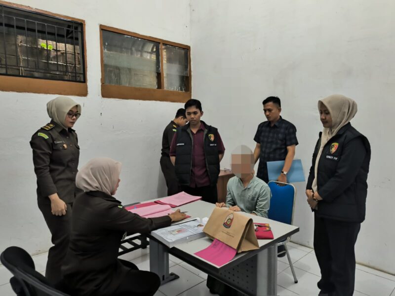 Kejari Aceh Selatan menerima dua tersangka kasus pelecehan seksual. kamis 19/06/2025.