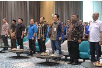 Ketua PWI Aceh Nasir Nurdin, Wagub Aceh Fadhlullah, Regional CEO BSI Aceh Wachjono dan stakeholder lainnya pada acara Simposium Ekonomi: Kolaborasi PWI-BSI Mendukung UMKM Aceh di Lantai 8 Gedung Landmark BSI, Kamis, 24 April 2024. (Dok PWI)