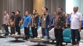 Ketua PWI Aceh Nasir Nurdin, Wagub Aceh Fadhlullah, Regional CEO BSI Aceh Wachjono dan stakeholder lainnya pada acara Simposium Ekonomi: Kolaborasi PWI-BSI Mendukung UMKM Aceh di Lantai 8 Gedung Landmark BSI, Kamis, 24 April 2024. (Dok PWI)