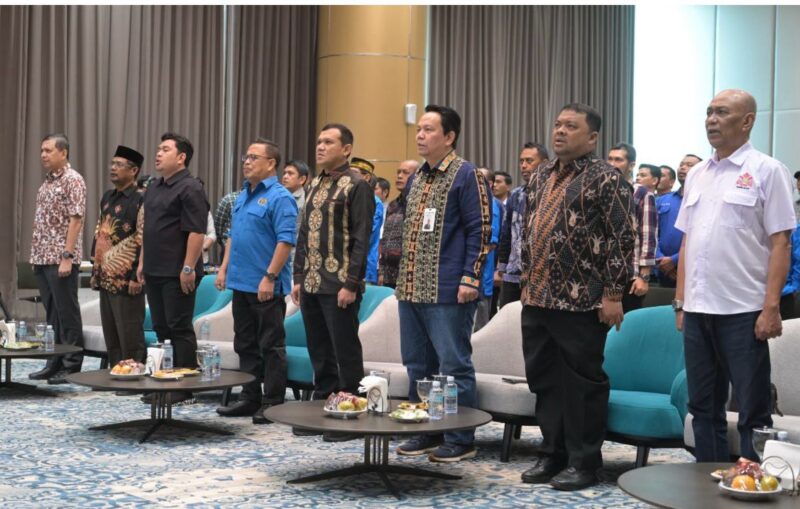 Ketua PWI Aceh Nasir Nurdin, Wagub Aceh Fadhlullah, Regional CEO BSI Aceh Wachjono dan stakeholder lainnya pada acara Simposium Ekonomi: Kolaborasi PWI-BSI Mendukung UMKM Aceh di Lantai 8 Gedung Landmark BSI, Kamis, 24 April 2024. (Dok PWI)
