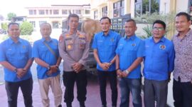 Ketua PWI Kota Langsa, Putra Zulfirman bersama jajaran pengurus menerima penyerahan hewan qurban dari Kapolres Langsa, AKBP Mughi Prasetyo di Mapolres setempat, Rabu (4/6/2025).