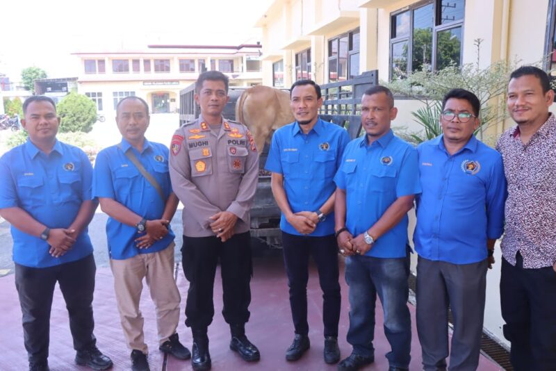 Ketua PWI Kota Langsa, Putra Zulfirman bersama jajaran pengurus menerima penyerahan hewan qurban dari Kapolres Langsa, AKBP Mughi Prasetyo di Mapolres setempat, Rabu (4/6/2025).