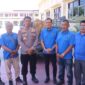 Ketua PWI Kota Langsa, Putra Zulfirman bersama jajaran pengurus menerima penyerahan hewan qurban dari Kapolres Langsa, AKBP Mughi Prasetyo di Mapolres setempat, Rabu (4/6/2025).