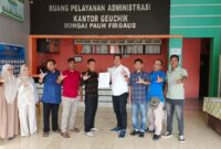 Pj Geuchik Gampong Sungai Pauh Firdaus, Sudirman SE, didampingi Direktur BUMDes Firdaus Beumakmue Gampong Sungai Pauh Firdaus, Aditia, saat serah terima badan hukum BUMDes.