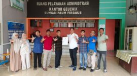 Pj Geuchik Gampong Sungai Pauh Firdaus, Sudirman SE, didampingi Direktur BUMDes Firdaus Beumakmue Gampong Sungai Pauh Firdaus, Aditia, saat serah terima badan hukum BUMDes.