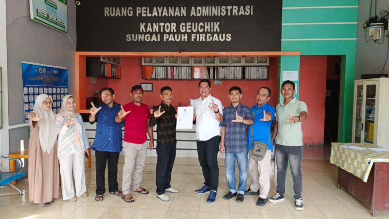 Pj Geuchik Gampong Sungai Pauh Firdaus, Sudirman SE, didampingi Direktur BUMDes Firdaus Beumakmue Gampong Sungai Pauh Firdaus, Aditia, saat serah terima badan hukum BUMDes.