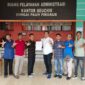 Pj Geuchik Gampong Sungai Pauh Firdaus, Sudirman SE, didampingi Direktur BUMDes Firdaus Beumakmue Gampong Sungai Pauh Firdaus, Aditia, saat serah terima badan hukum BUMDes.