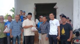Kapolres Langsa serahkan daging Qurban kepada salah  seorang wartawan di Kota Langsa. Foto : Dokumen PWI Langsa.