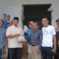 Kapolres Langsa serahkan daging Qurban kepada salah  seorang wartawan di Kota Langsa. Foto : Dokumen PWI Langsa.
