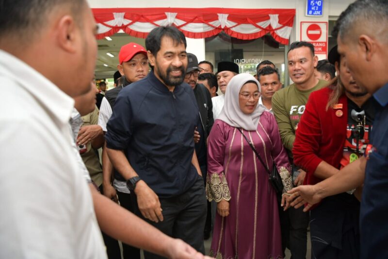 Gubernur Aceh, H. Muzakir Manaf atau yang akrab disapa Mualem, mendapat sambutan hangat dari masyarakat Aceh saat tiba kembali dari Jakarta di Bandara Sultan Iskandar Muda, Rabu (18/6/2025).
