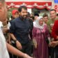 Gubernur Aceh, H. Muzakir Manaf atau yang akrab disapa Mualem, mendapat sambutan hangat dari masyarakat Aceh saat tiba kembali dari Jakarta di Bandara Sultan Iskandar Muda, Rabu (18/6/2025).
