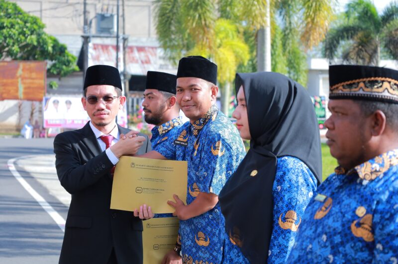 Bupati Aceh Barat Tarmizi saat memberikan SK kepada salah seorang CPNS 