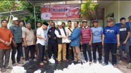 Ketua Barsabnas H.Hasan Basri SH MH mewakili Dr.H.M.Nasir Djamil MS.i memberikan qurban kepada salah seorang relawan Barsabnas Gunawan