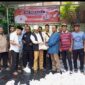 Ketua Barsabnas H.Hasan Basri SH MH mewakili Dr.H.M.Nasir Djamil MS.i memberikan qurban kepada salah seorang relawan Barsabnas Gunawan