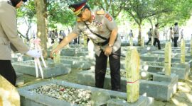 Menjelang Hari Bhayangkara ke-79, Kapolda Aceh Irjen Pol. Dr. Achmad Kartiko memimpin upacara ziarah dan tabur bunga di Taman Makam Pahlawan (TMP) Banda Aceh, Senin pagi, 23 Juni 2025.