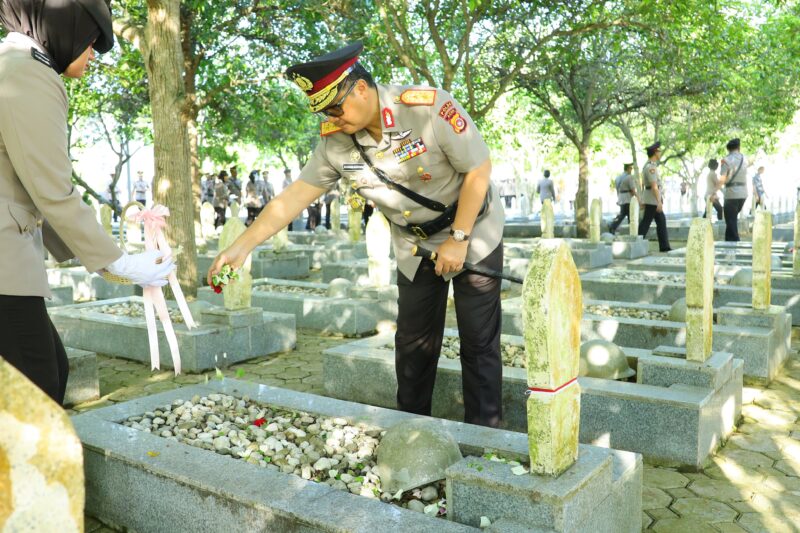 Menjelang Hari Bhayangkara ke-79, Kapolda Aceh Irjen Pol. Dr. Achmad Kartiko memimpin upacara ziarah dan tabur bunga di Taman Makam Pahlawan (TMP) Banda Aceh, Senin pagi, 23 Juni 2025.