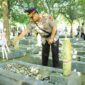 Menjelang Hari Bhayangkara ke-79, Kapolda Aceh Irjen Pol. Dr. Achmad Kartiko memimpin upacara ziarah dan tabur bunga di Taman Makam Pahlawan (TMP) Banda Aceh, Senin pagi, 23 Juni 2025.