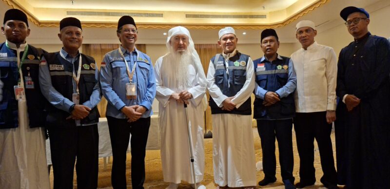 Wakil Gubernur Aceh, H. Fadlullah, menghadiri dan menyaksikan kegiatan pembagian dana wakaf Habib Bugak dan silaturahmi Jamaah calon haji Kloter BTJ 12 di Mekkah. Kegiatan ini berlangsung di Mushalla Hotel 910 Misfalah menjelang salat Ashar. Sabtu (31/5/2025) 