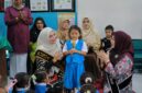 Bunda PAUD Aceh Marlina Muzakir bersama Bunda PAUD Aceh Besar Hj. Rita Mayasari mendampingi pada saat meninjau pelaksanaan MPLS di TK Babussa'dah Blang Bintang, Aceh Besar, (15/07/2025).