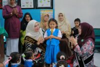 Bunda PAUD Aceh Marlina Muzakir bersama Bunda PAUD Aceh Besar Hj. Rita Mayasari mendampingi pada saat meninjau pelaksanaan MPLS di TK Babussa'dah Blang Bintang, Aceh Besar, (15/07/2025).