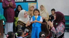 Bunda PAUD Aceh Marlina Muzakir bersama Bunda PAUD Aceh Besar Hj. Rita Mayasari mendampingi pada saat meninjau pelaksanaan MPLS di TK Babussa'dah Blang Bintang, Aceh Besar, (15/07/2025).