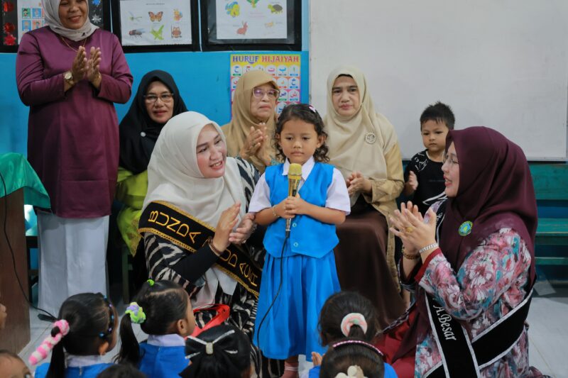 Bunda PAUD Aceh Marlina Muzakir bersama Bunda PAUD Aceh Besar Hj. Rita Mayasari mendampingi pada saat meninjau pelaksanaan MPLS di TK Babussa'dah Blang Bintang, Aceh Besar, (15/07/2025).