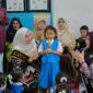 Bunda PAUD Aceh Marlina Muzakir bersama Bunda PAUD Aceh Besar Hj. Rita Mayasari mendampingi pada saat meninjau pelaksanaan MPLS di TK Babussa'dah Blang Bintang, Aceh Besar, (15/07/2025).