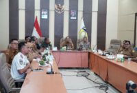 Asisten II Sekdakab Aceh Besar HM Ali S.Sos M.Si, mengikuti Rapat Koordinasi Pengendalian Inflasi Daerah secara virtual bersama Kemendagri RI dari Kantor Bupati Aceh Besar di Kota Jantho, Senin (30/06/2025).