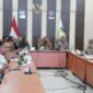 Asisten II Sekdakab Aceh Besar HM Ali S.Sos M.Si, mengikuti Rapat Koordinasi Pengendalian Inflasi Daerah secara virtual bersama Kemendagri RI dari Kantor Bupati Aceh Besar di Kota Jantho, Senin (30/06/2025).