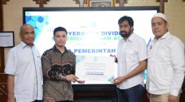 Gubernur Aceh, Muzakir Manaf, menerima dividen PT. Pembangunan Aceh tahun Buku 2024, di serahkan oleh Direktur Utama PT. Pembangunan Aceh (PEMA) Mawardi Nur di ruang kerja Gubernur Aceh, Senin, 30/06/2025