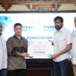 Gubernur Aceh, Muzakir Manaf, menerima dividen PT. Pembangunan Aceh tahun Buku 2024, di serahkan oleh Direktur Utama PT. Pembangunan Aceh (PEMA) Mawardi Nur di ruang kerja Gubernur Aceh, Senin, 30/06/2025