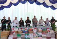 Kapolda Aceh Irjen Pol. Dr. Achmad Kartiko menyaksikan pemusnahan barang milik negara (BMN) hasil penindakan Bea Cukai Aceh di halaman Kantor Wilayah Direktorat Jenderal Bea dan Cukai (DJBC) Aceh. Selasa (22/07)