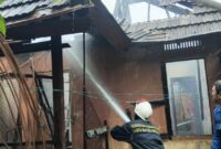 Dua unit rumah pengurus di komplek Pondok Pesantren Dayah Darul Ulum (YPUI) Enam Damkar di kerahkan kelokasi di Jalan Syiah Kuala, Gampong Kramat, Kecamatan Syiah Kuala, Kota Banda Aceh terbakar, Kamis, 3 Juli 2025, sekira pukul 10.30. WIB.