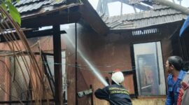 Dua unit rumah pengurus di komplek Pondok Pesantren Dayah Darul Ulum (YPUI) Enam Damkar di kerahkan kelokasi di Jalan Syiah Kuala, Gampong Kramat, Kecamatan Syiah Kuala, Kota Banda Aceh terbakar, Kamis, 3 Juli 2025, sekira pukul 10.30. WIB.