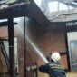 Dua unit rumah pengurus di komplek Pondok Pesantren Dayah Darul Ulum (YPUI) Enam Damkar di kerahkan kelokasi di Jalan Syiah Kuala, Gampong Kramat, Kecamatan Syiah Kuala, Kota Banda Aceh terbakar, Kamis, 3 Juli 2025, sekira pukul 10.30. WIB.