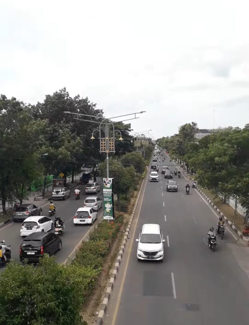 Dokumen poto Atjeh Terkini di atas jembatan penyeberangan simpang jambo Tape Banda Aceh sabtu 19/0/2025.