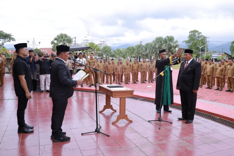 Bupati Aceh Besar, H. Muharram Idris, resmi melantik Bahrul Jamil, SSos, MSi sebagai Sekda Aceh Besar secara definitif, Pelantikan dan pengambilan sumpah jabatan digelar di halaman Kantor Pemkab Aceh Besar, Kota Jantho, Senin (14/7/2025).
