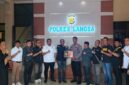 Ketua DPC GRANAT Kota Langsa, Islamsyah MTA, ST, didampingi Sekretaris DPC GRANAT, Dr. Banta Cut serta pengurus saat penyerahan piagam penghargaan kepada Kapolres Langsa, AKBP Mughi Prasetyo Habrianto dan Kasat Reserse Narkoba Polres Langsa, AKP Mulyadi di Mapolres Langsa, Rabu, 9 Juli 2025.